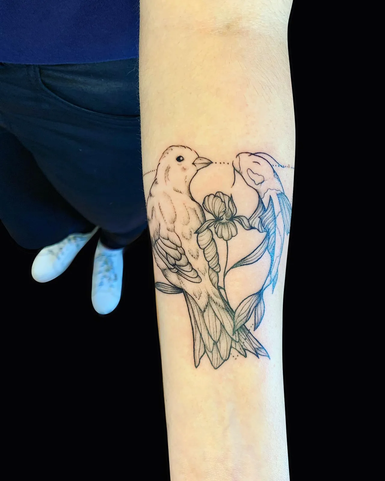 Tatouage fine line canari et carpe koï sur avant-bras — tatoueuse Annahata 44