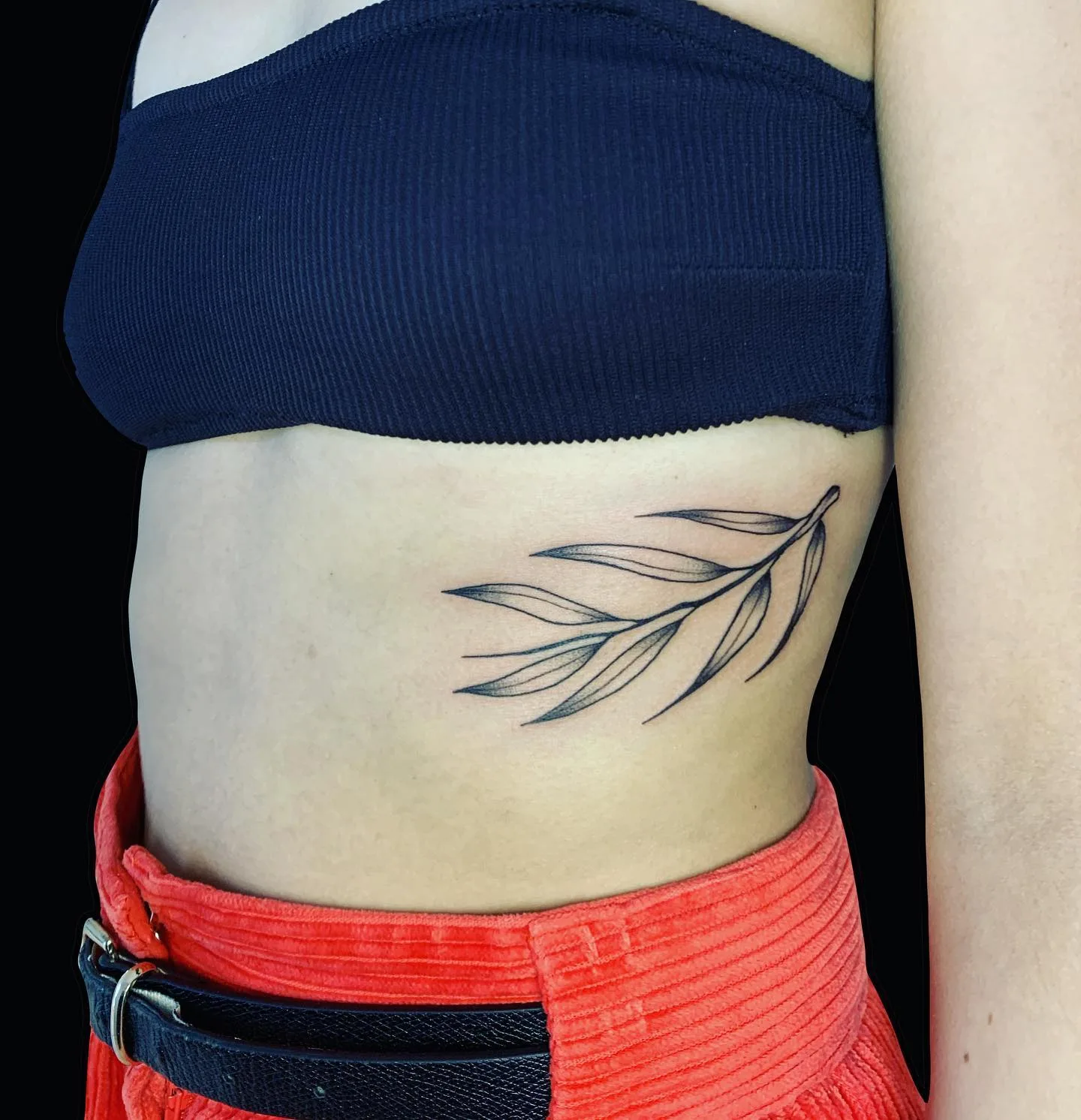 Tatouage flash branche de feuilles fine line sur côtes — Loroux-Bottereau