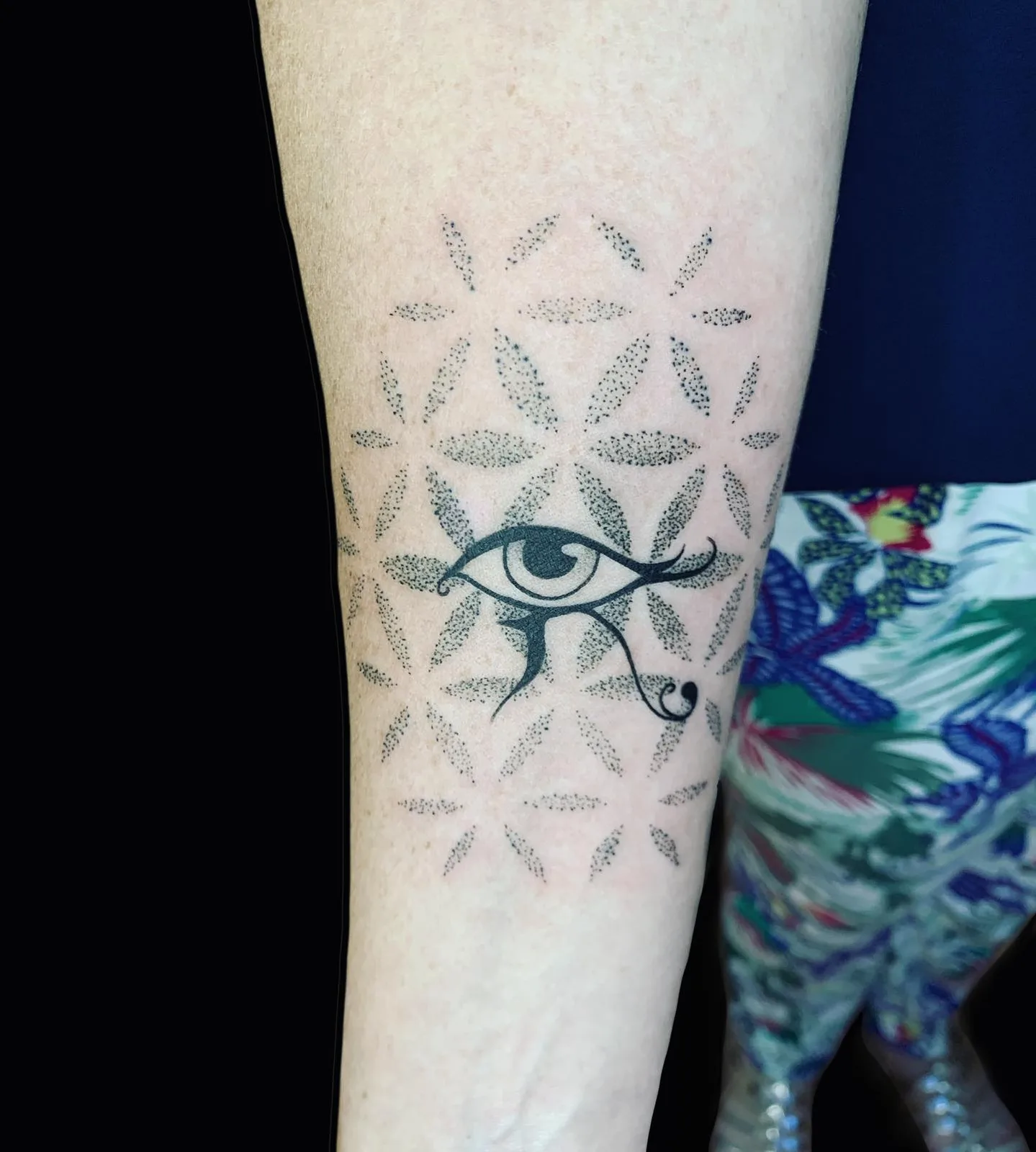 Tatouage œil d'Horus et fleur de vie en dotwork sur avant-bras — Annahata, Loroux-Bottereau