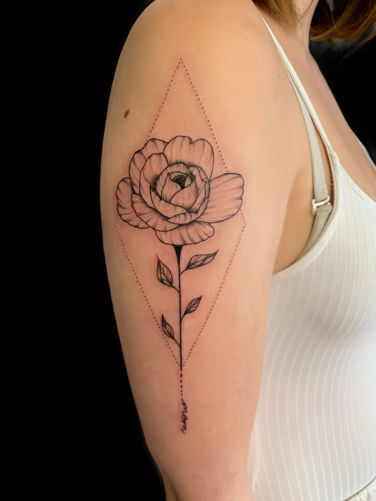 Flash tatouage rose fine line — Annahata Loroux-Bottereau