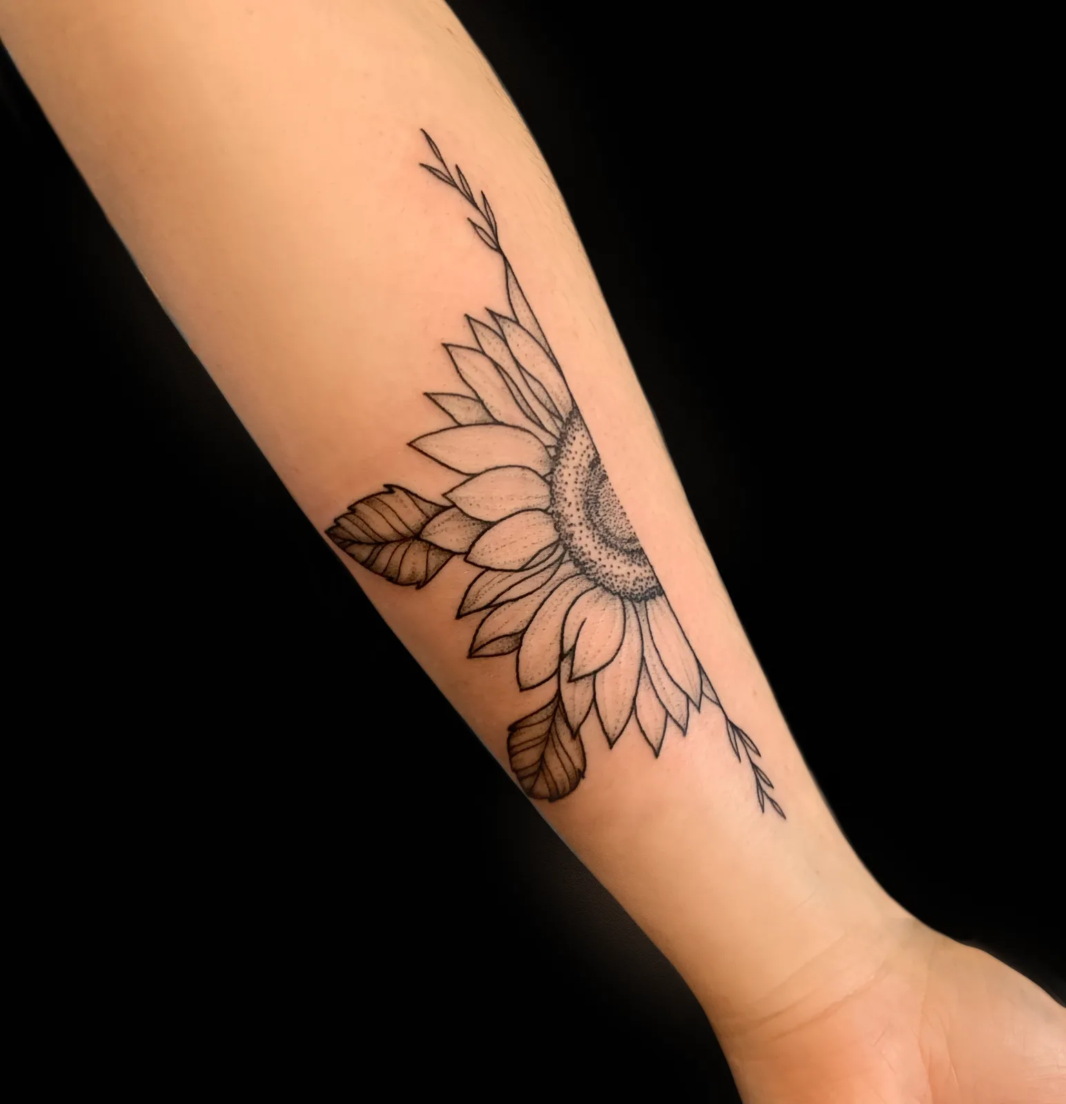 Tatouage floral demi-tournesol fine line — studio Annahata Loire-Atlantique